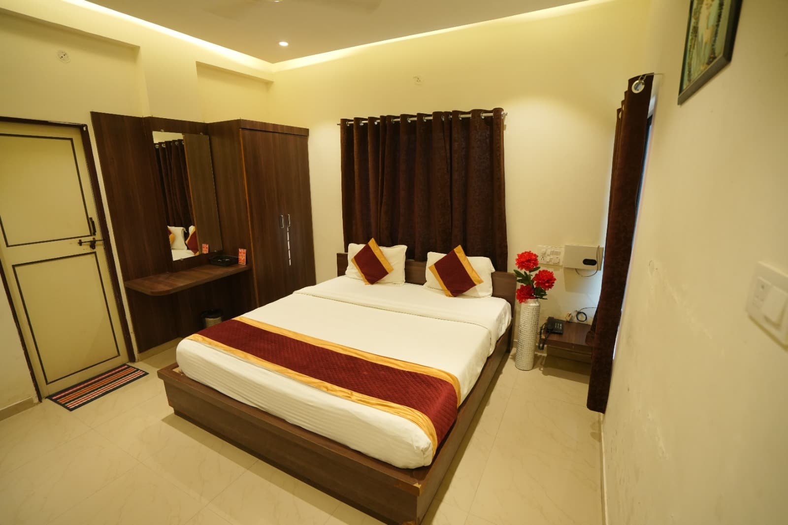 24/7 Reception — Royal Group Hotels Premium Amenity